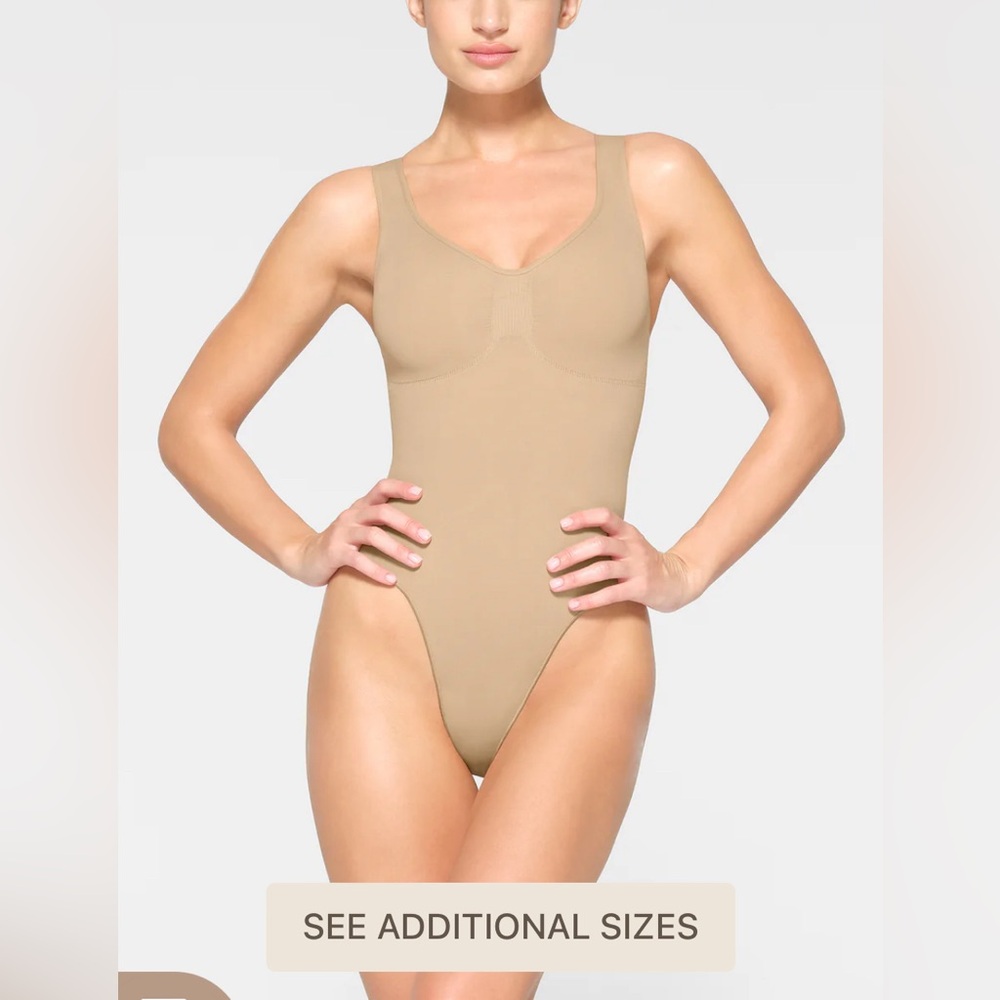 SEAMLESS SCULPT SCOOP NECK THONG BODYSUIT